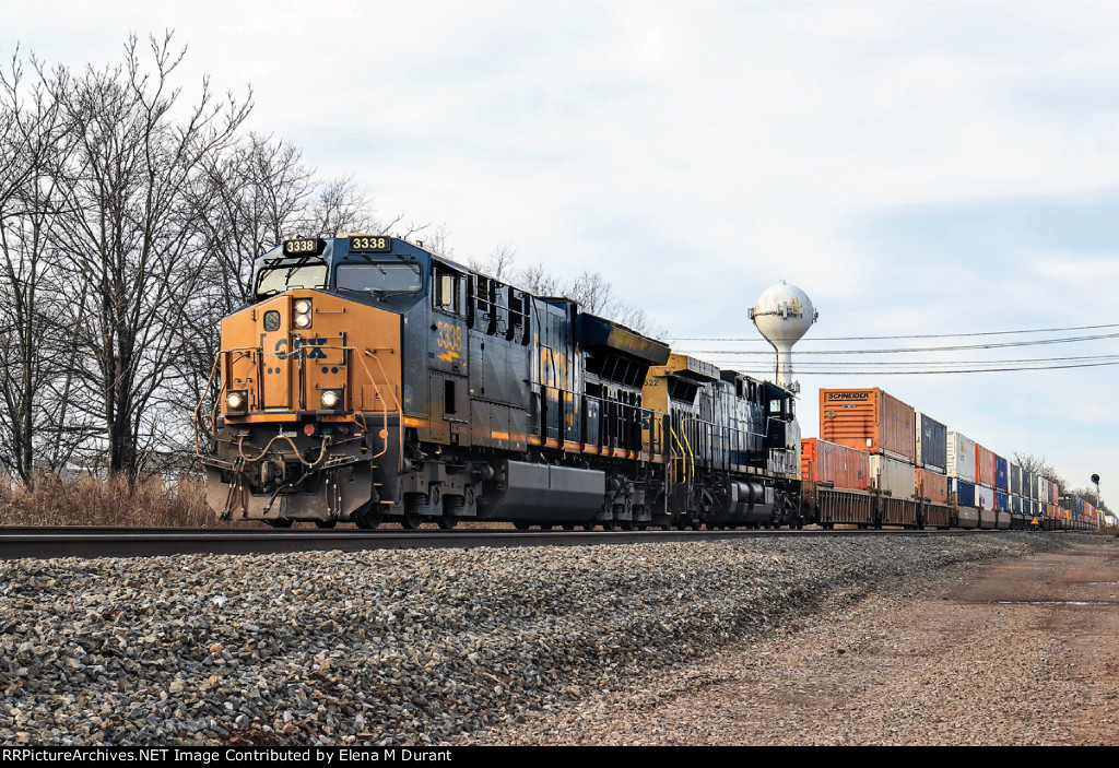 CSX 3338 on I-157